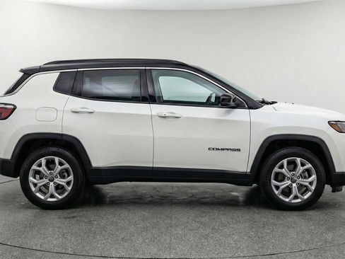 Used 2025 Jeep Compass Latitude image 11