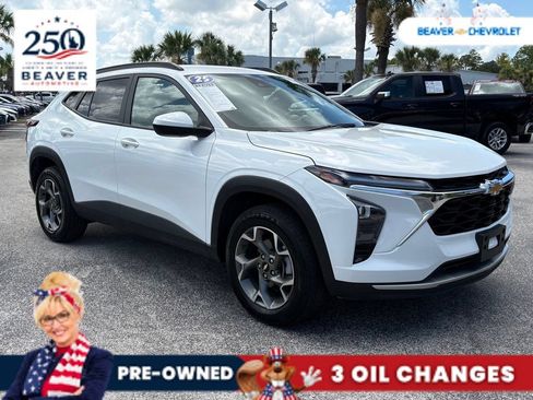 Used 2025 Chevrolet Trax LT FWD image 9
