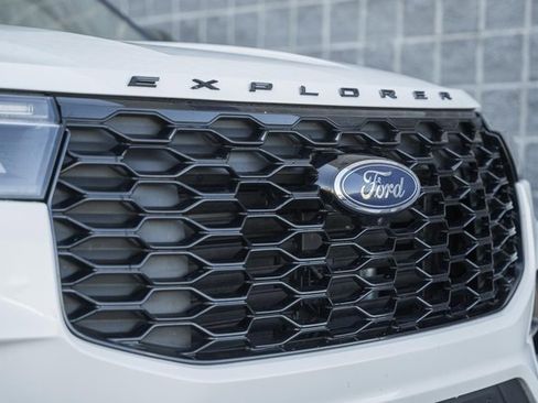 Used 2025 Ford Explorer ST-Line w/ ST-Line Street Pack image 12