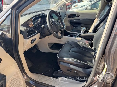 Used 2023 Chrysler Pacifica Limited FWD image 9