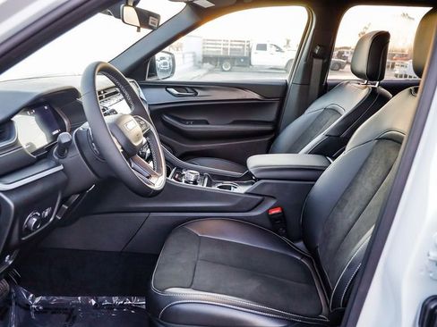 New 2025 Jeep Grand Cherokee Altitude image 18