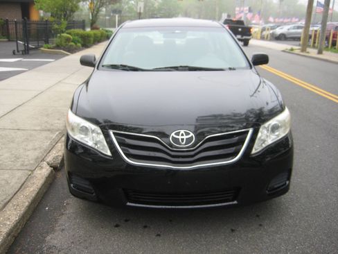 Used 2011 Toyota Camry LE image 6