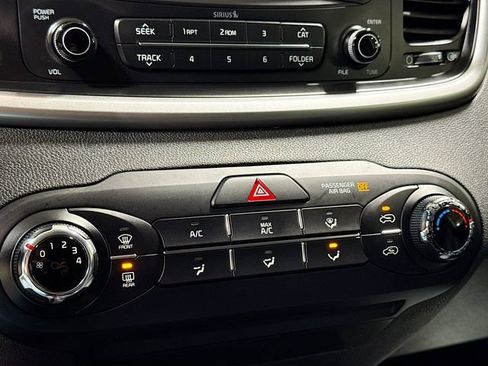 Used 2017 Kia Sorento L image 16