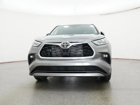 New 2026 Toyota Highlander Platinum image 2