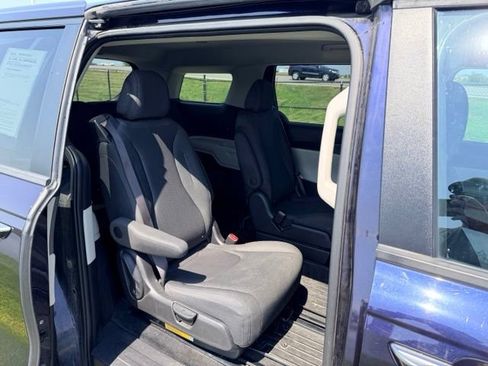 Used 2022 Kia Carnival LX FWD image 10
