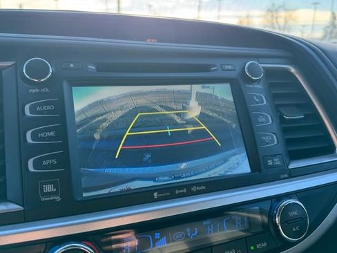 Used 2017 Toyota Highlander Limited image 4