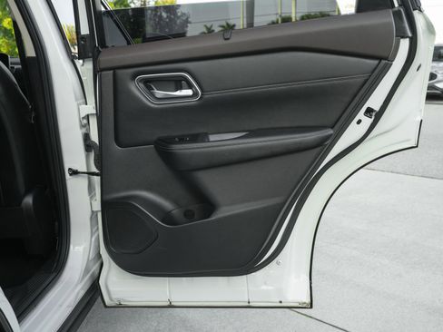 Used 2022 Nissan Rogue Platinum w/ Head-Up Display Package image 36