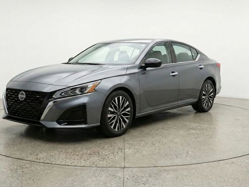 Used 2025 Nissan Altima 2.5 SV FWD image 3