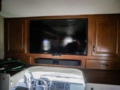 Used 2014 Ford F550 2WD Regular Cab Super Duty image 19