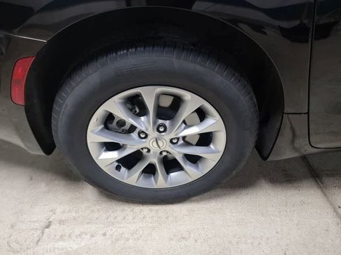 Used 2024 Chrysler Pacifica Touring-L image 8