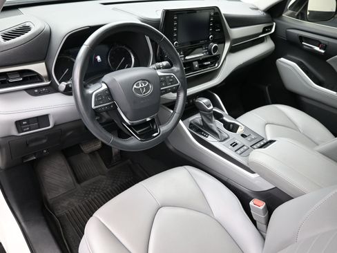 Used 2021 Toyota Highlander XLE AWD/4WD image 22