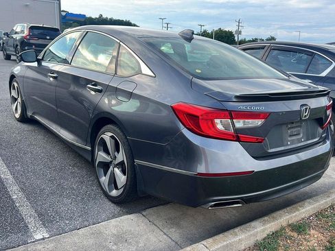 Used 2018 Honda Accord Touring image 2