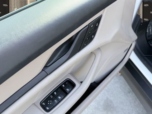 Used 2022 Porsche Taycan image 26