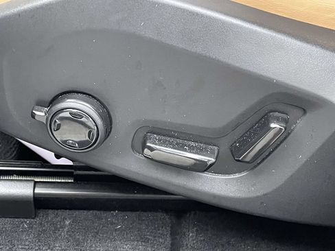 Used 2023 Volvo XC60 B5 Ultimate w/ Climate Package FWD image 7