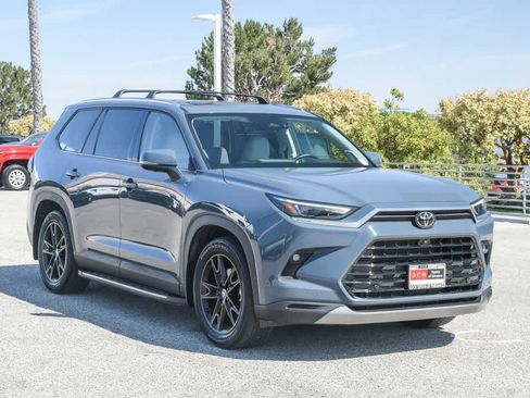 Used 2025 Toyota Grand Highlander FWD image 3