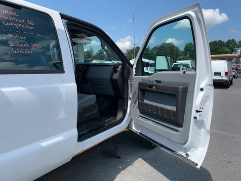 Used 2016 Ford F550 4x4 Crew Cab Super Duty w/ Power Equipment Group image 22