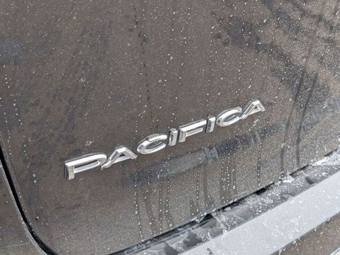 Used 2023 Chrysler Pacifica Touring-L image 13