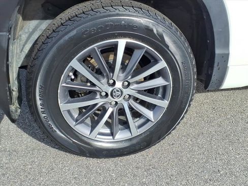 Used 2017 Toyota Highlander XLE image 26