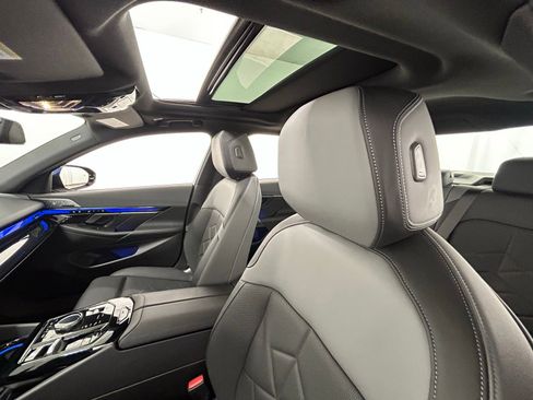 Used 2024 BMW 540i xDrive w/ Premium Package image 29