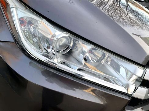 Used 2017 Toyota Highlander LE image 24