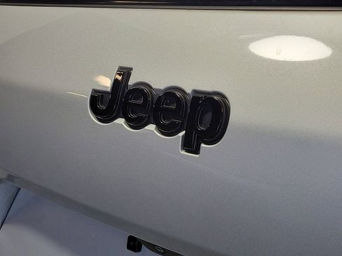 Used 2023 Jeep Grand Cherokee L Laredo image 7