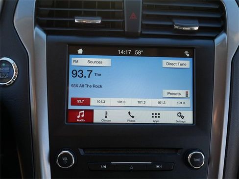 Used 2017 Ford Fusion SE image 27