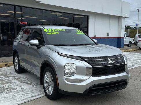 Used 2024 Mitsubishi Outlander ES image 2