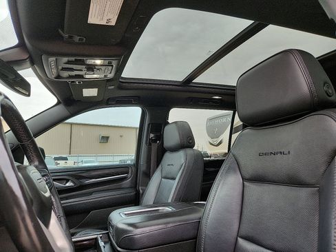 Used 2022 GMC Yukon XL Denali image 12