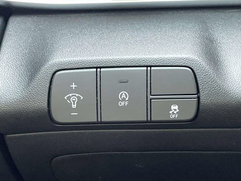 Certified 2025 Hyundai Elantra SE FWD image 17