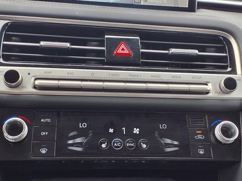 Used 2025 Genesis G70 2.5T image 9