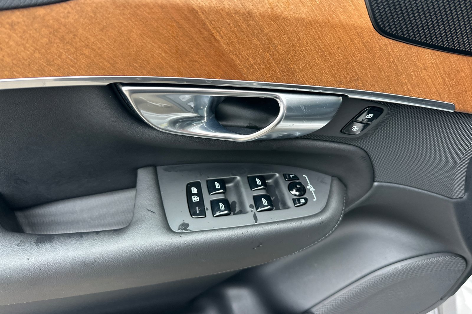 Certified 2025 Volvo XC90 T8 Plus w/ Protection Package Premier AWD/4WD image 15