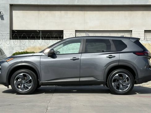 Used 2025 Nissan Rogue SV image 6