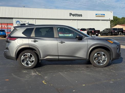 Used 2024 Nissan Rogue SV FWD image 2