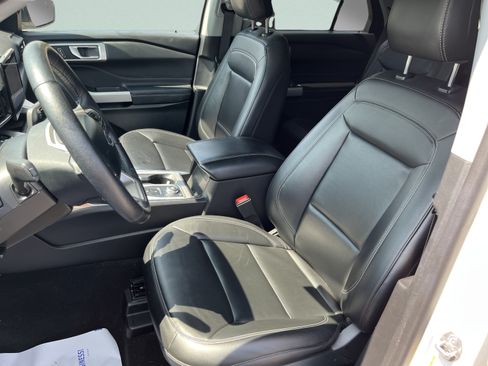 Used 2024 Ford Explorer XLT w/ Equipment Group 202A AWD/4WD image 13