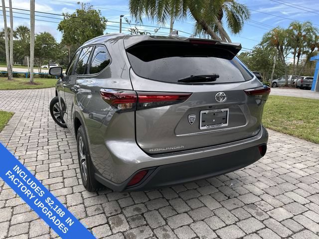 Used 2025 Toyota Highlander XLE FWD image 12