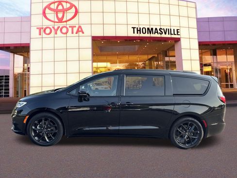 Used 2025 Chrysler Pacifica Limited FWD image 8