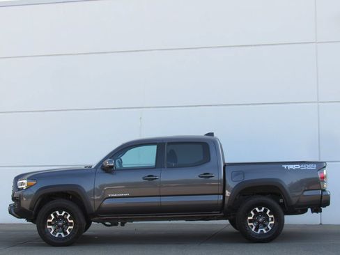 Used 2023 Toyota Tacoma TRD Off-Road w/ Technology Package AWD/4WD image 4