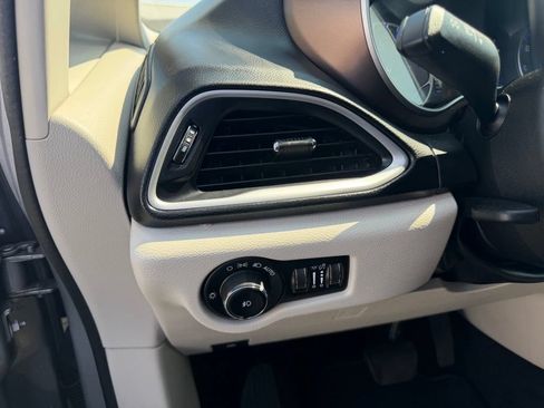 Used 2018 Chrysler Pacifica Touring-L w/ Tire & Wheel Group FWD image 29