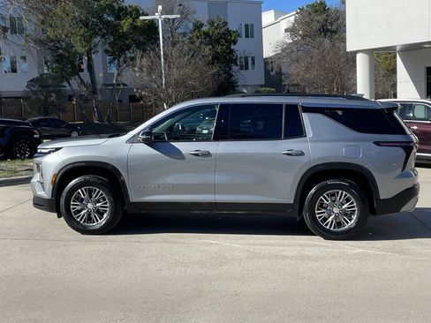 Used 2025 Chevrolet Traverse LT image 3