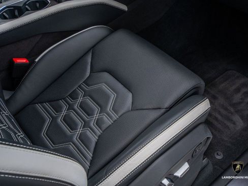 Used 2025 Lamborghini Urus SE image 60