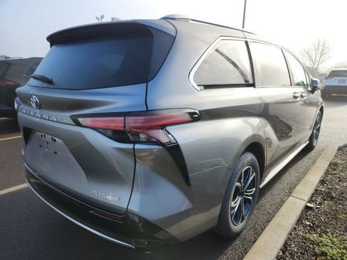 New 2026 Toyota Sienna Platinum image 4