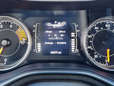 Used 2019 Jeep Cherokee Latitude w/ Cold Weather Group image 18