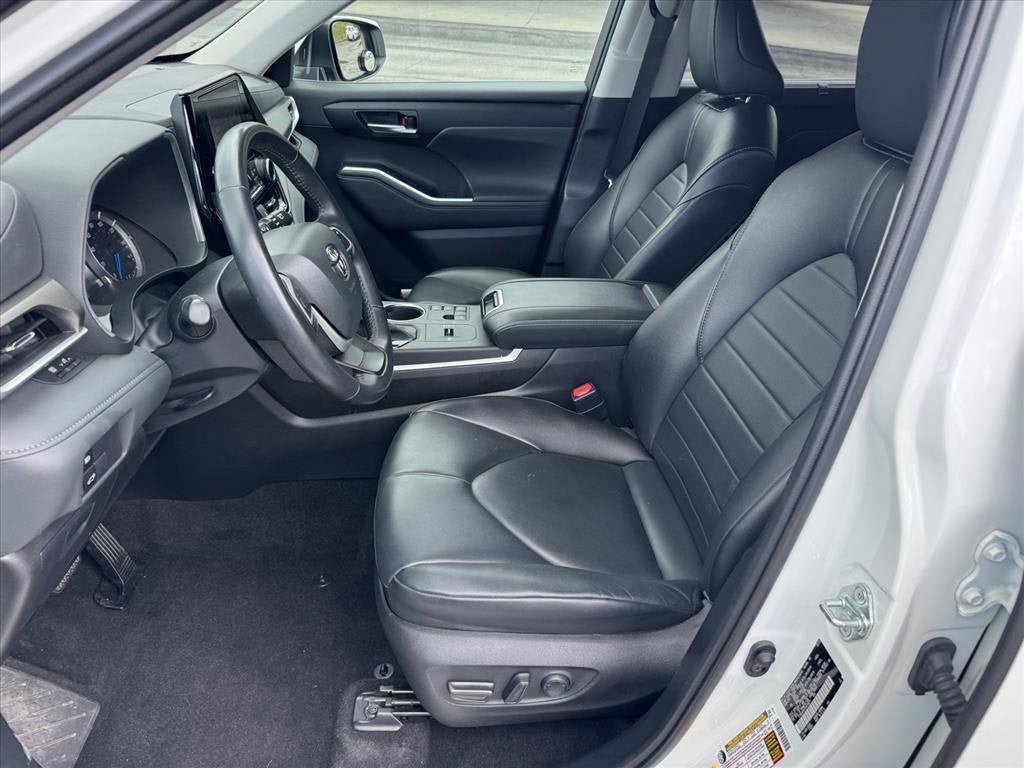 Used 2023 Toyota Highlander XLE FWD image 12