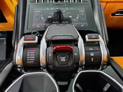 Used 2022 Lamborghini Urus AWD/4WD image 36