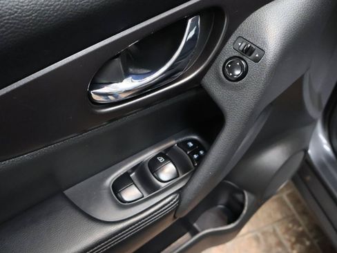 Used 2016 Nissan Rogue SV FWD image 17