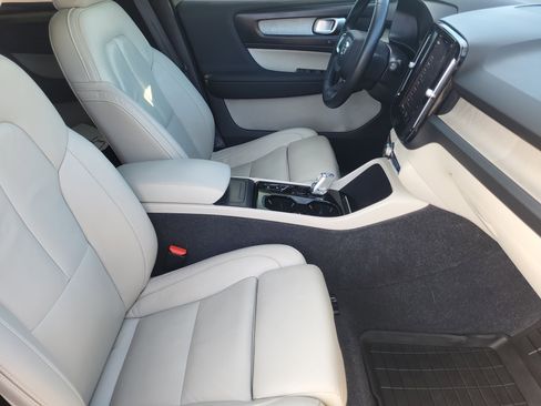 Certified 2023 Volvo XC40 B5 Plus w/ Protection Package Premier image 11