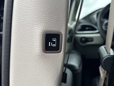 Used 2024 Chrysler Pacifica Touring-L FWD image 29