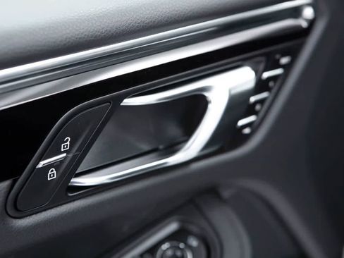 Certified 2026 Porsche Macan AWD/4WD image 24