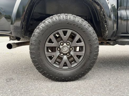 Used 2020 Toyota Tacoma SR5 w/ SR5 Appearance Package (SM) RWD image 31