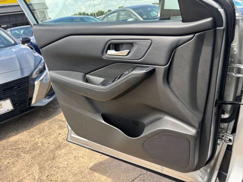 Used 2025 Nissan Rogue SV FWD image 18